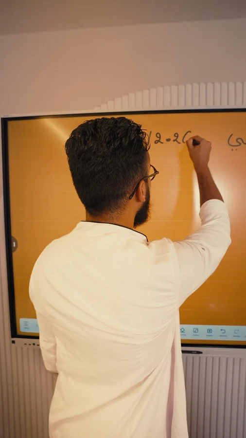 Un homme écrit au tableau dans une vidéo de rentrée O’Tacos Maroc